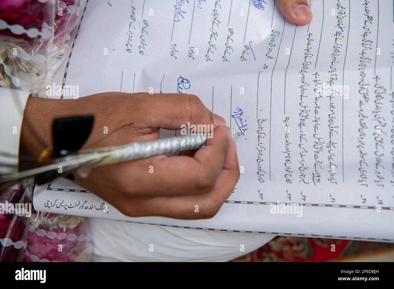 Pakistanischer Muslim Groom Unterschrift Ehe Vertrag Papier. Nikah Nama Stockfoto