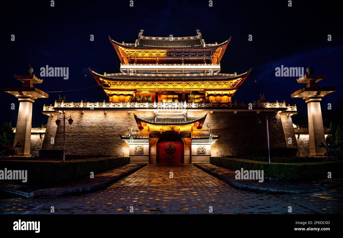 Dali Altstadt Wenxian Turm beleuchtet in der Nacht in Dali Yunnan China Stockfoto