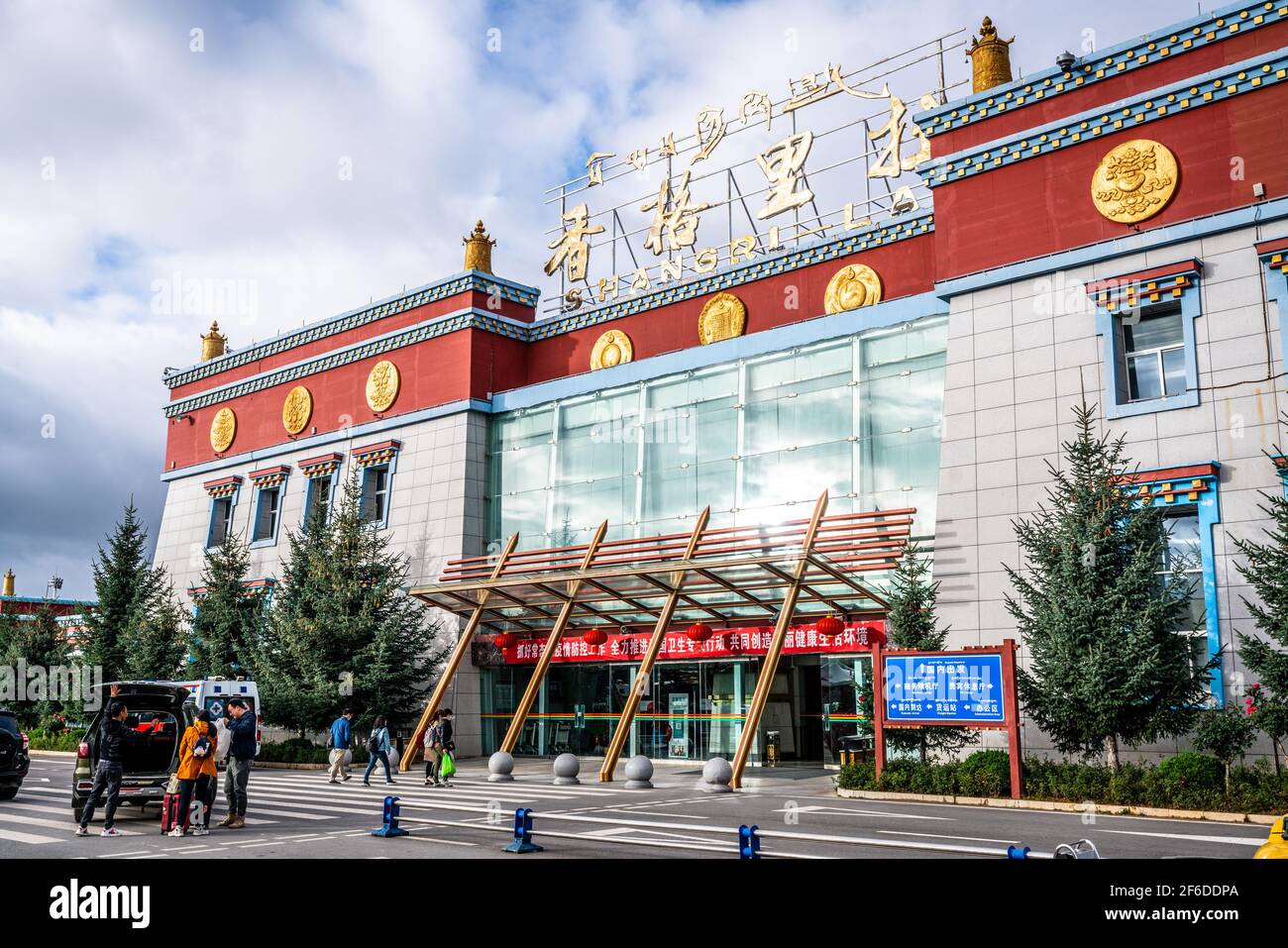 Shangrila China , 11. Oktober 2020 : Shangri-La Diqing Flughafengebäude Außenansicht mit Menschen in Shangri-La Yunnan China Stockfoto