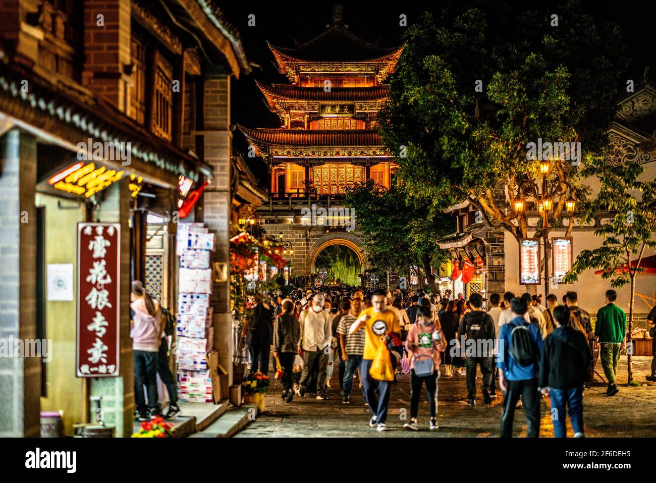 Dali China , 5. Oktober 2020 : Dali Altstadt Wuhua Lou Turm beleuchtet in der Nacht mit Menschen in Dali Yunnan China Stockfoto Dali China , 5. Oktober 2020 : Dali Altstadt Wuhua Lou Turm beleuchtet in der Nacht mit Menschen in Dali Yunnan China Stockfoto