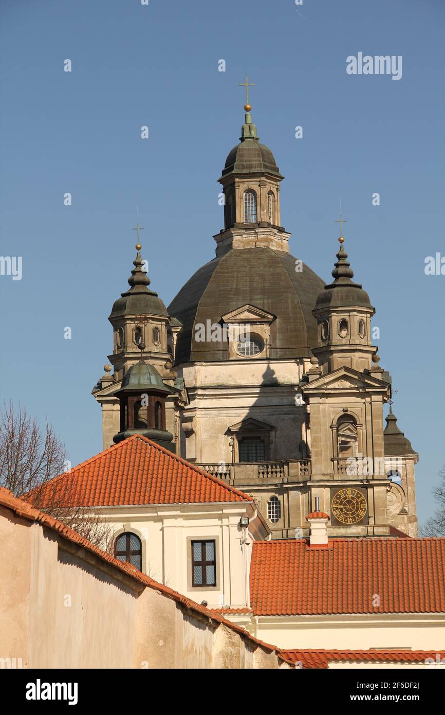 Das Kloster Pazisnis und die Kirche der Heimsuchung im barocken Baustil, der größte Klosterkomplex, Wahrzeichen in Kaunas, Stockfoto
