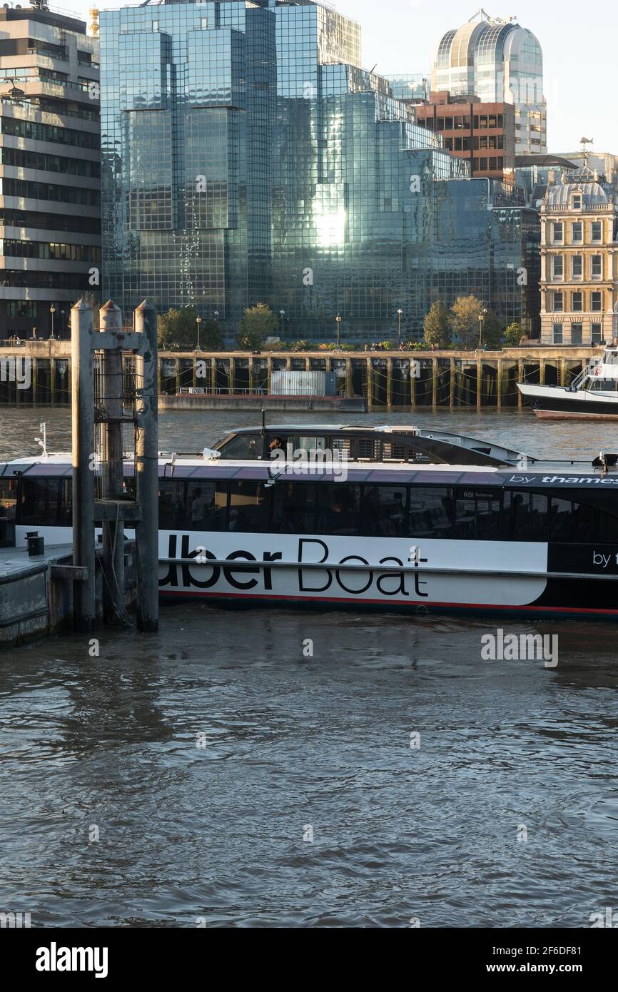 London Thames und Verkehr Stockfoto