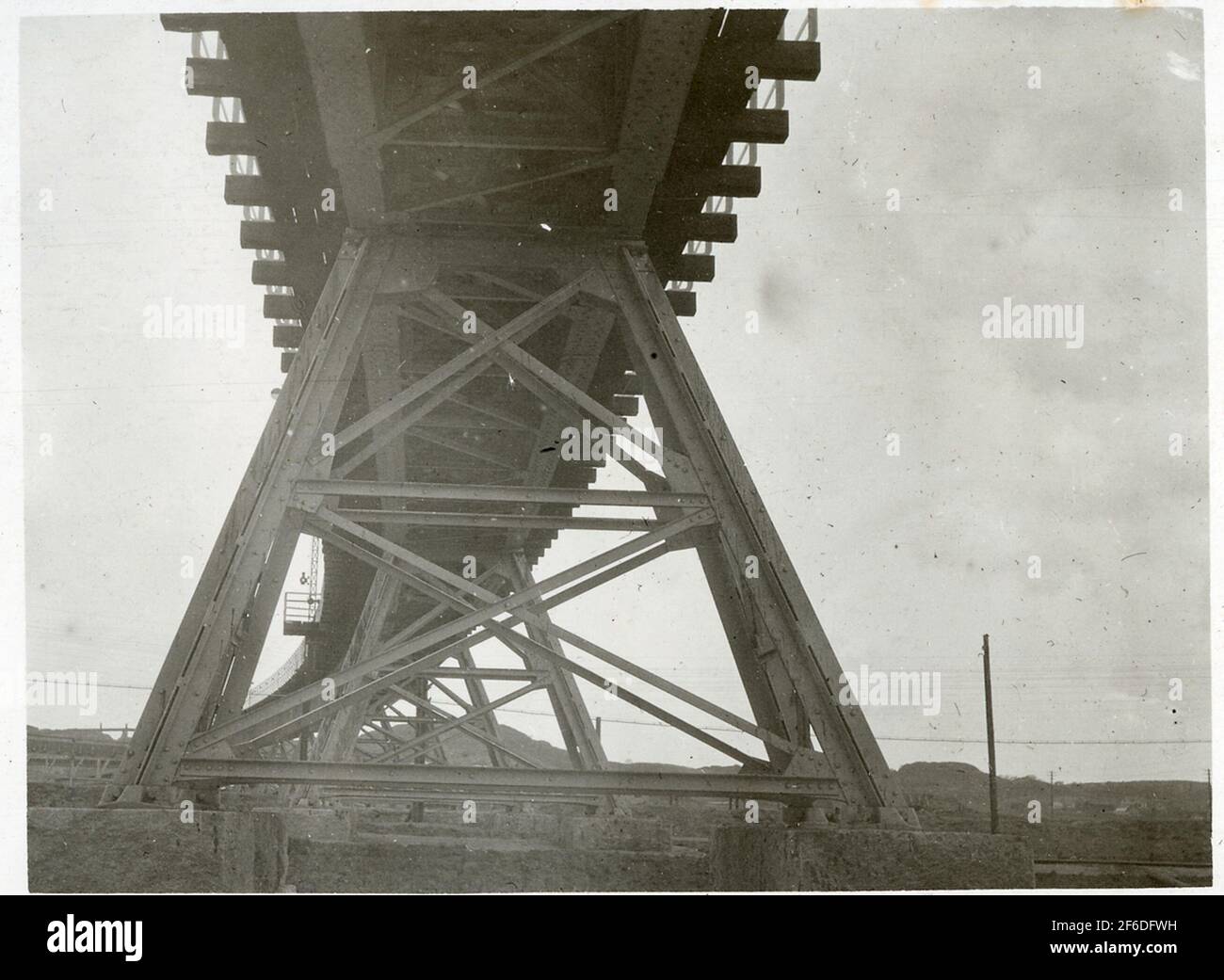 Album mit Fotografien aus dem Bohusbanan.Bock für permanentes Viadukt. Stockfoto