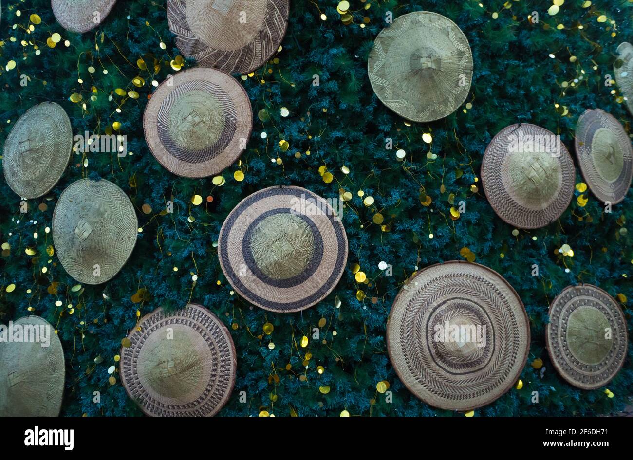 Weihnachtsbaumschmuck besteht aus afrikanischen traditionellen gewebten Körben aus der Nähe Und Gold Lametta Metallstreamer Konzept Weihnachten in Afrika Stockfoto