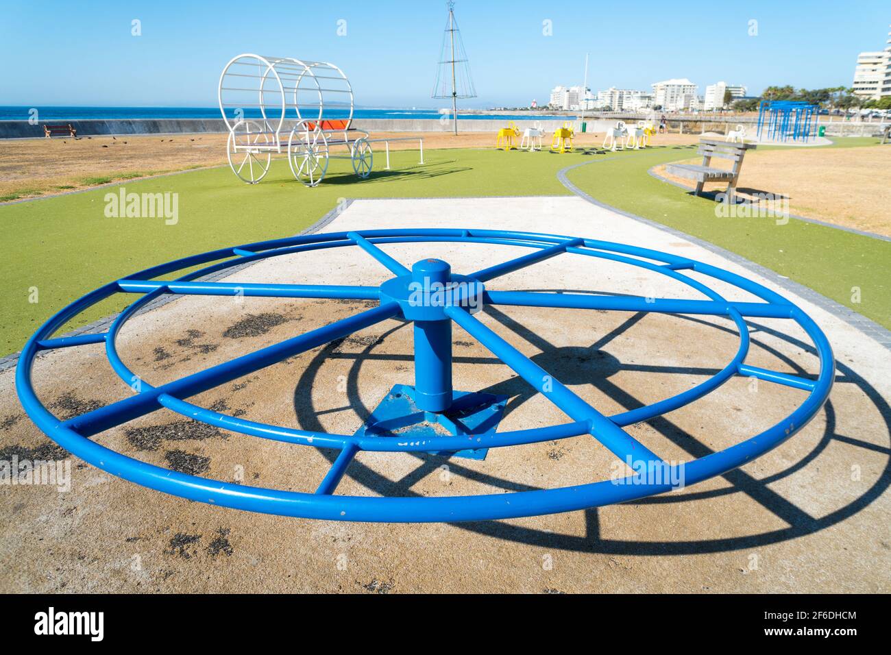 Kinderspielplatz oder Spielpark ohne Kinder in einem Küstenstadt Stockfoto