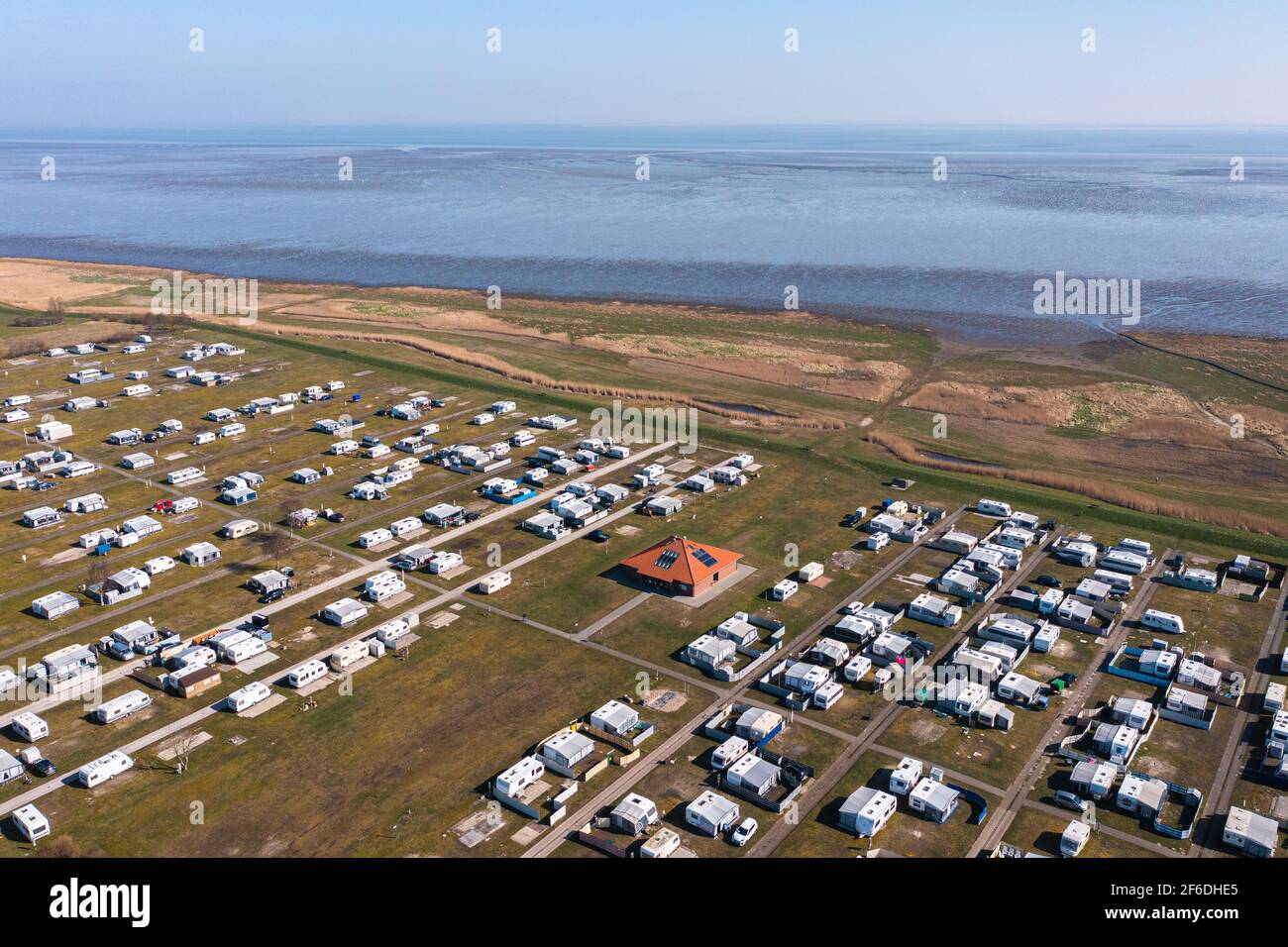 Hooksiel, Deutschland. März 2021, 31st. Zahlreiche Dauercamper sind mit  ihren Wohnwagen auf dem Campingplatz Hooksiel an der Nordseeküste. Kredit:  Mohssen Assanimoghaddam/dpa/Alamy Live Nachrichten Stockfotografie - Alamy