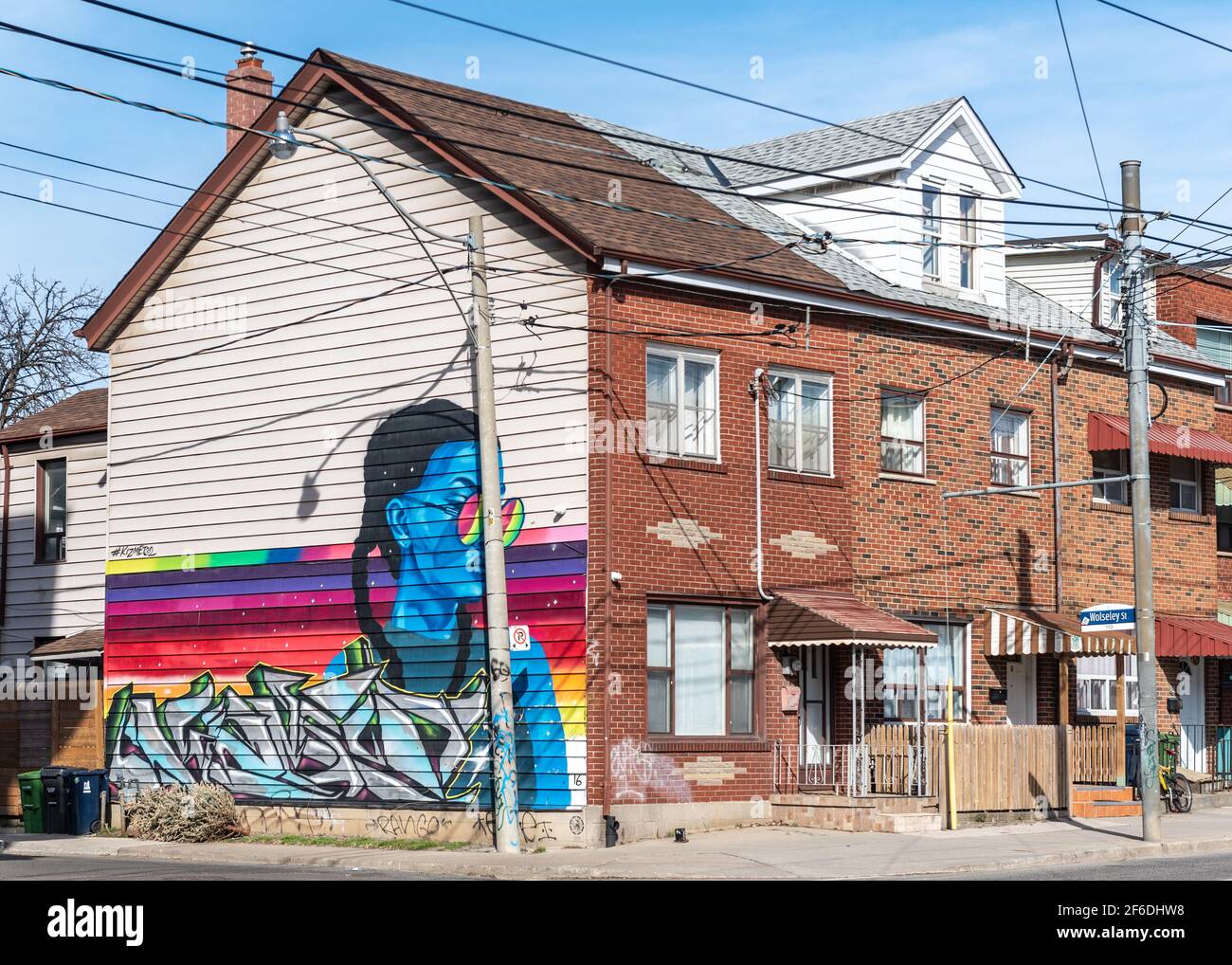 Stadtkunst in einer Holzwand eines alten Hauses in der Bathurst Street, Toronto, Kanada, 2021 Stockfoto
