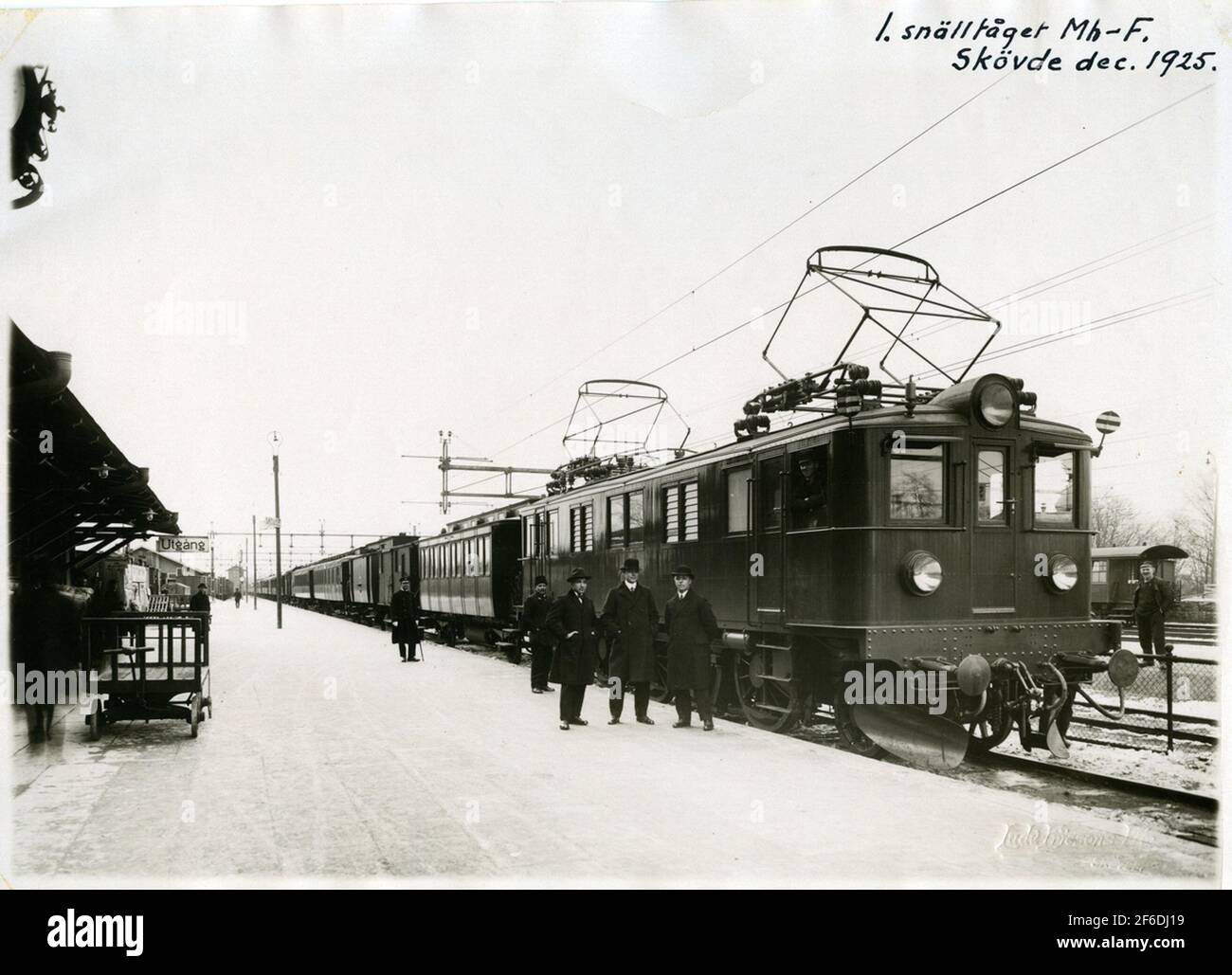 Bahnhof Skövde 1925-12.Lok SJ D10X (106.109.108?). Der freundliche Zug MH-F. Stockfoto