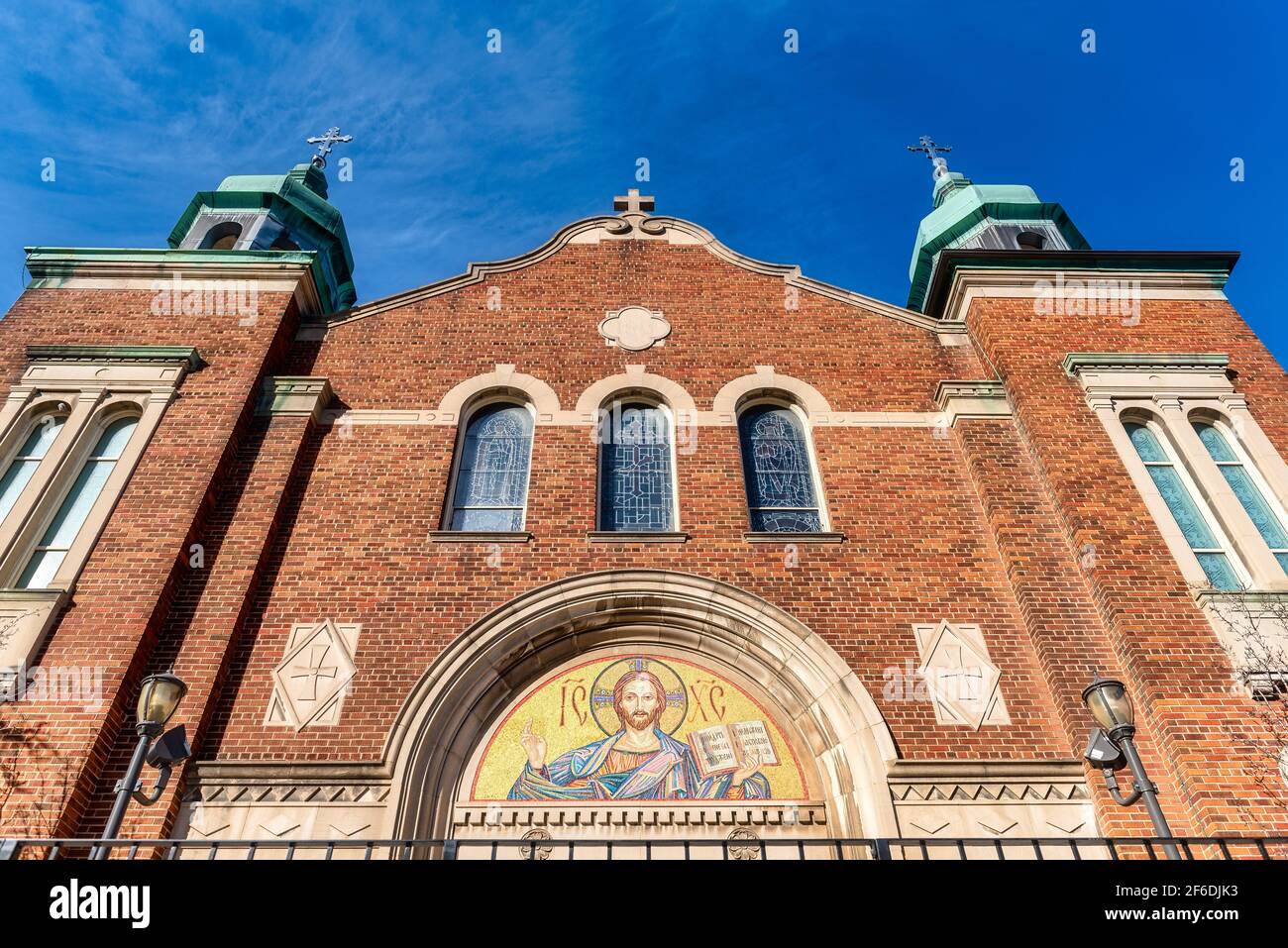 Die Außenarchitektur der St. Volodymyr Ukrainisch Orthodoxe Kathedrale in Bathurst Street, Toronto, Kanada Stockfoto