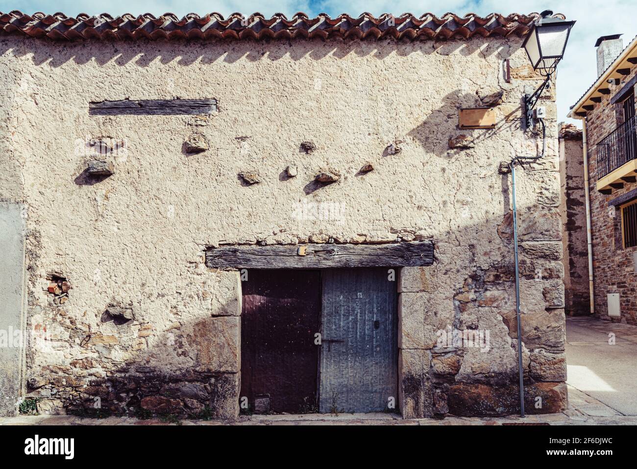 Altes verlassenes Haus im Dorf Horcajuelo de la Sierra in Madrid Stockfoto