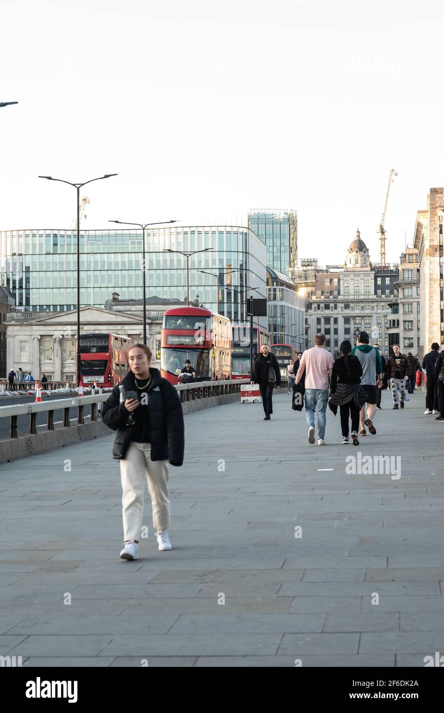 London Thames und Verkehr Stockfoto