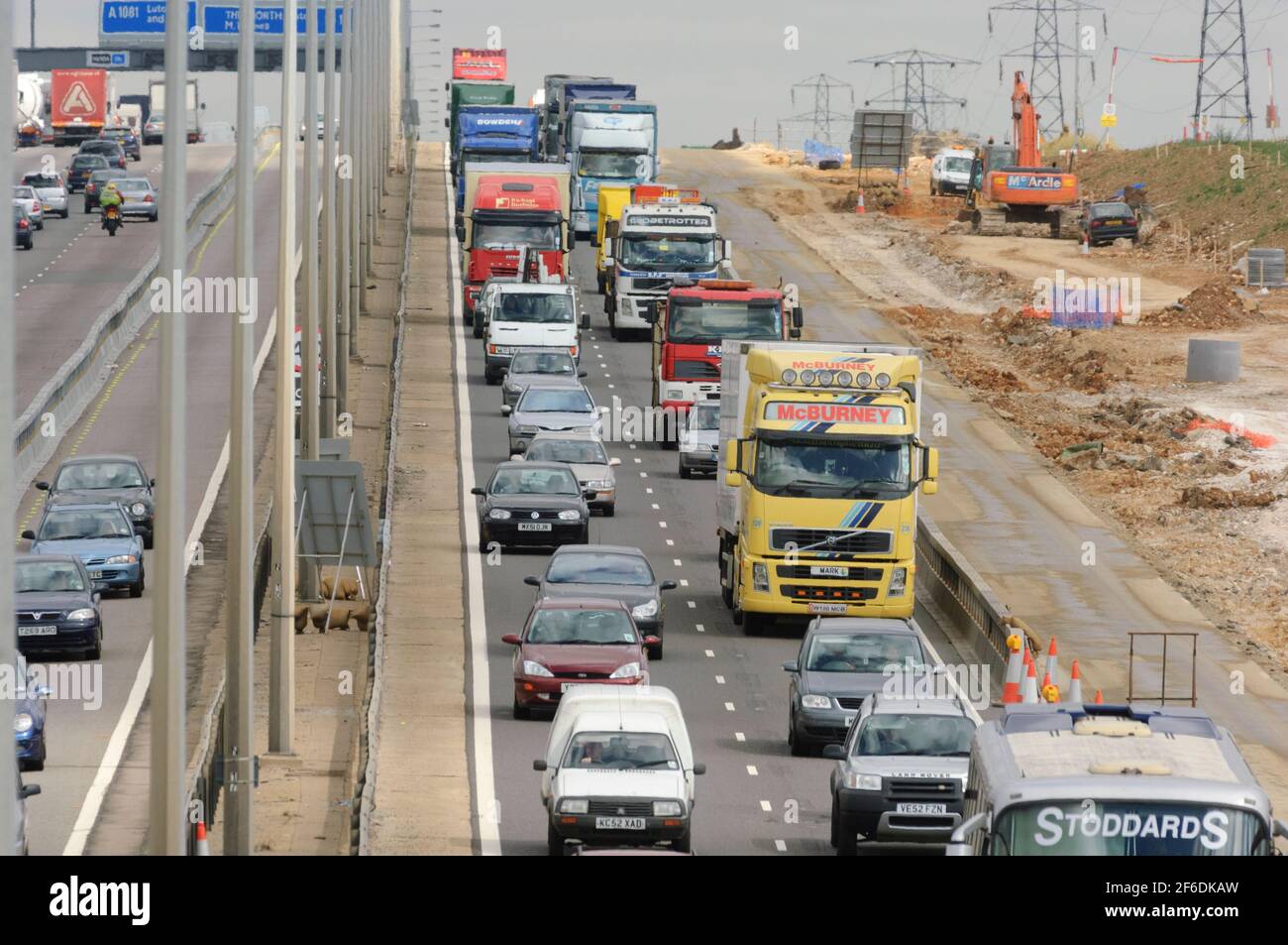 Starke Verkehrsstaus aufgrund von Straßenbauarbeiten, Autobahn M1 bei Luton, zwischen Kreuzung 25/26. Autobahn M1, in der Nähe von Luton, Bedfordshire, Großbritannien. August 2006, 2 Stockfoto