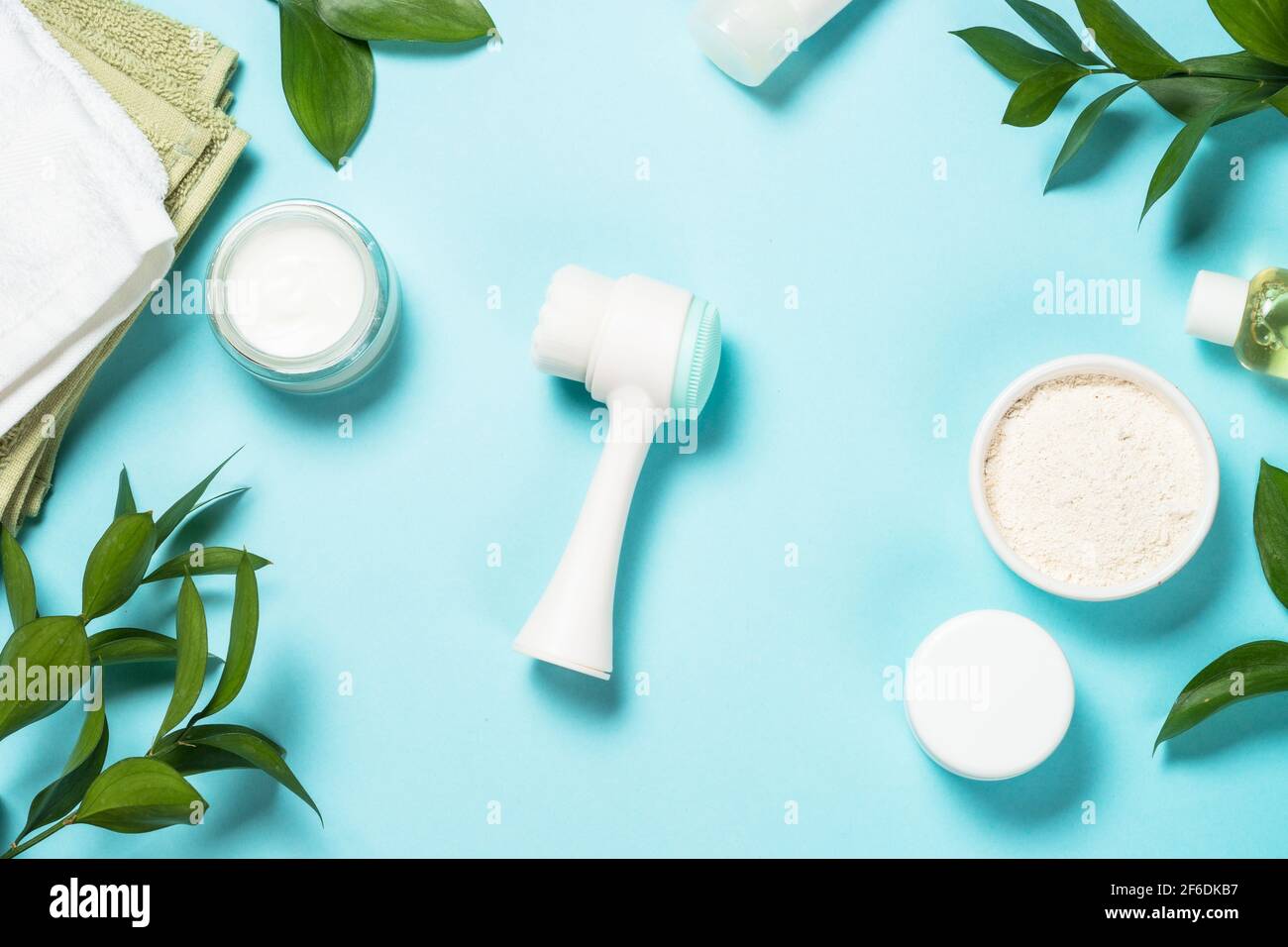 Hautpflegeprodukt auf blauem Hintergrund. Stockfoto