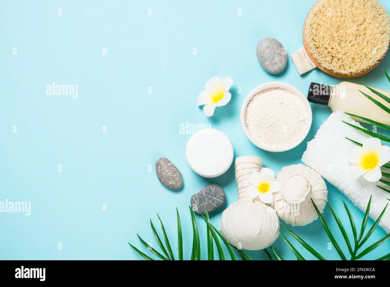 Hautpflegeprodukt auf blauem Hintergrund. Draufsicht. Stockfoto