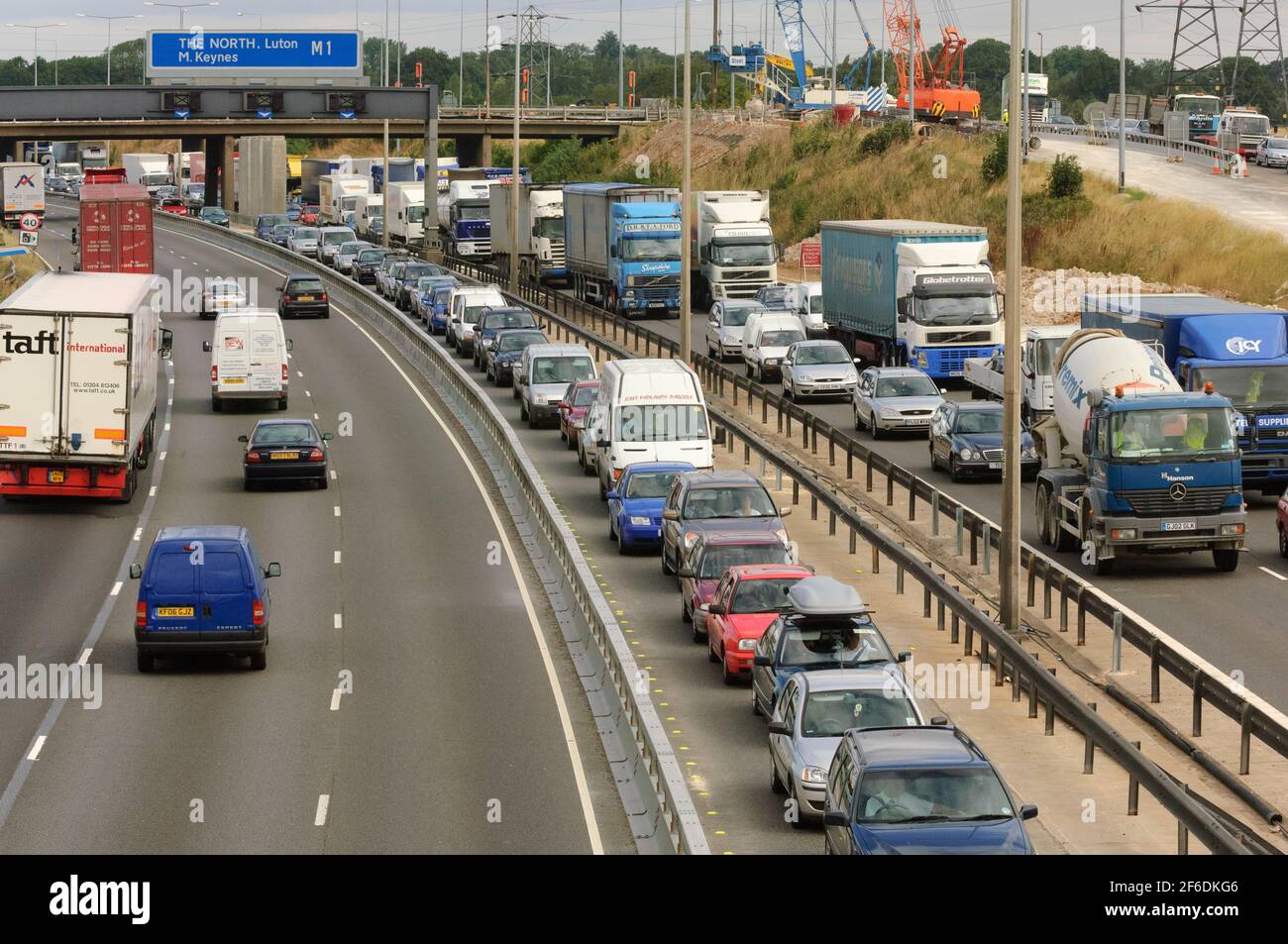 Starke Verkehrsstaus aufgrund von Straßenbauarbeiten, Autobahn M1 bei Luton, zwischen Kreuzung 25/26. Autobahn M1, in der Nähe von Luton, Bedfordshire, Großbritannien. August 2006, 2 Stockfoto