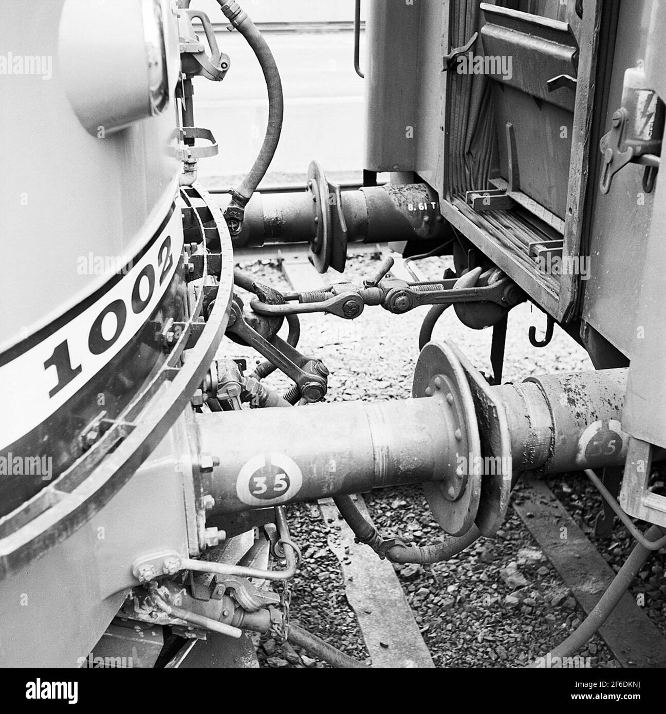 Staatsbahnen, SJ RB1 1002. Kupplung zwischen Lokomotiven und Wagen Stockfoto