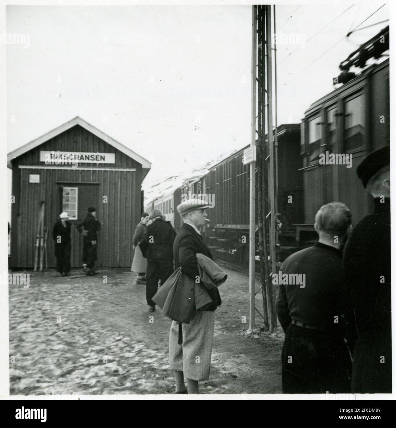 Die Fahrt an der nationalen Grenzstation.der nächste Trolley ist ein sogenannter Custom Wagon, hier als Wagen für den Transport der Skier ausgestattet. Stockfoto