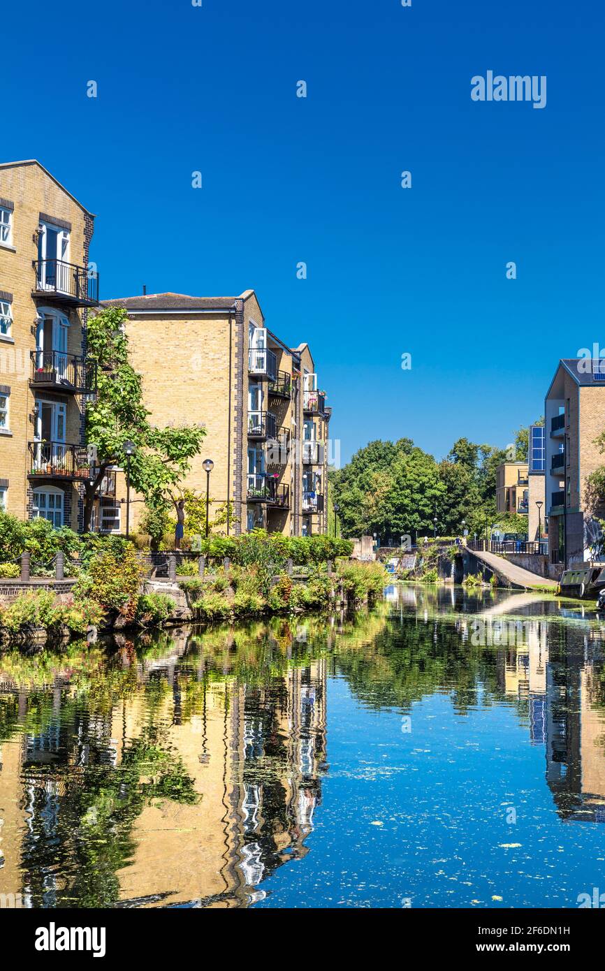 Häuser am Kanal entlang des Regents Canal in der Nähe von Mile und Victoria Park, London, Großbritannien Stockfoto
