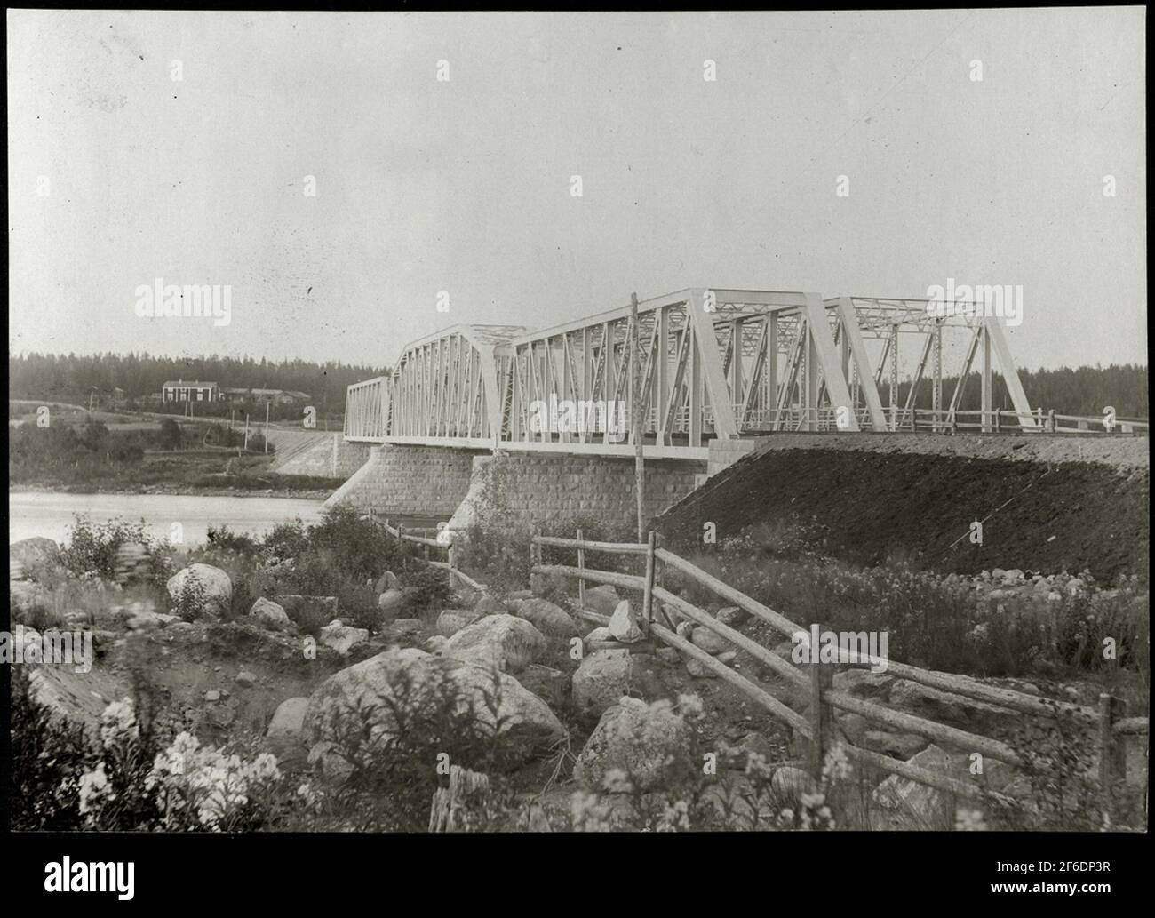 Eisenbahn- und Landstraßebrücke über den Kalix-Fluss Stockfoto