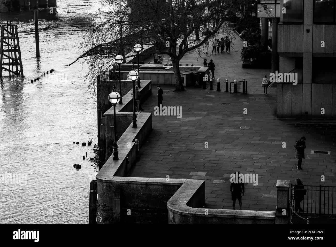 London Thames und Verkehr Stockfoto