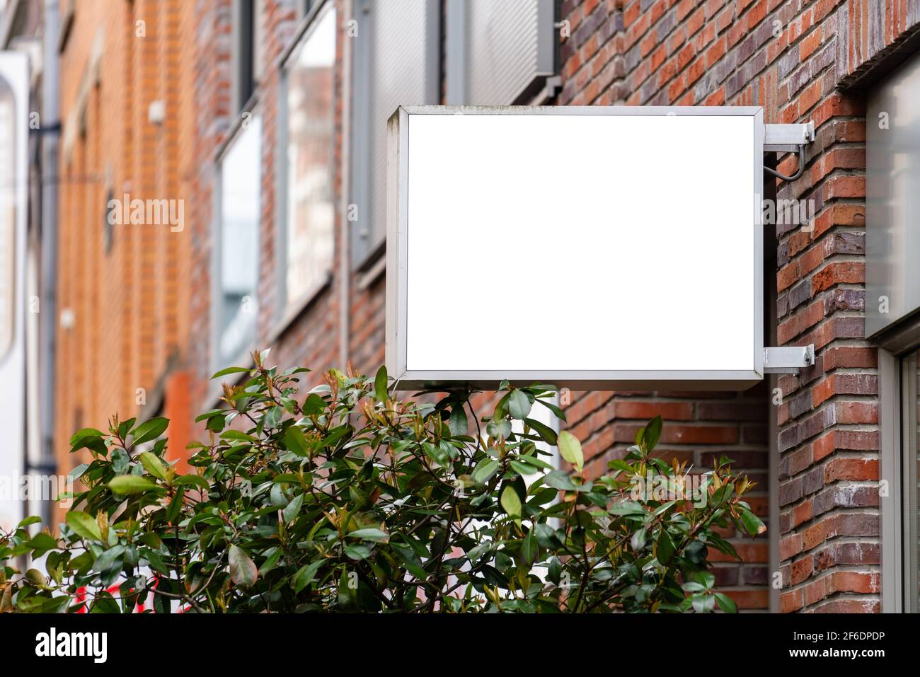 Leere quadratische Geschäft Schild mockup Straße Zeichen mit leeren kreisförmigen Shop-Logo Vorlage Brett. Stockfoto