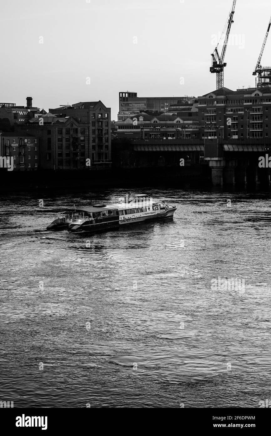 London Thames und Verkehr Stockfoto