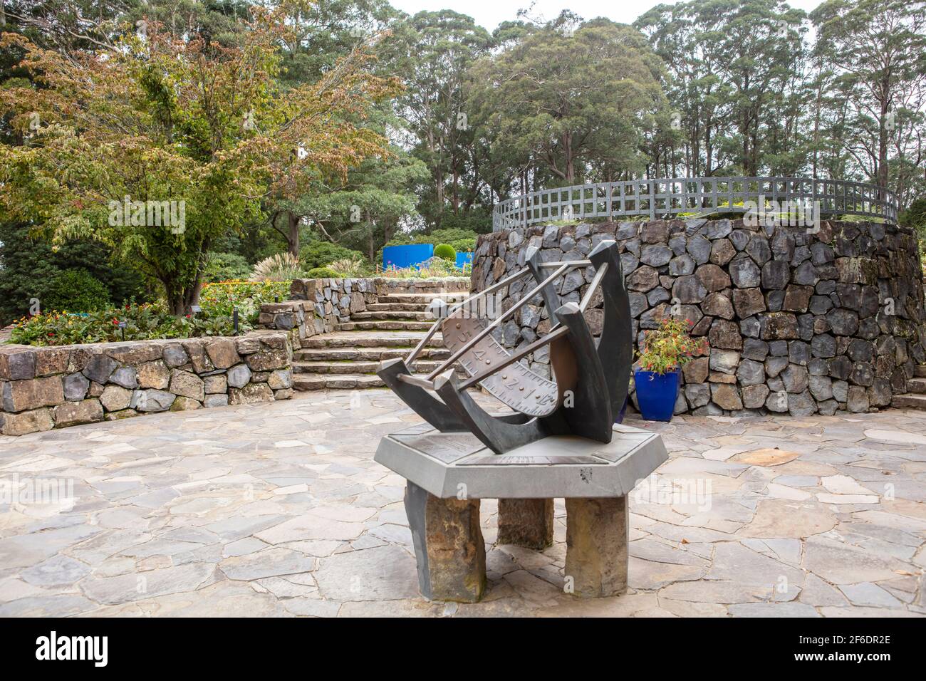 Große äquatoriale Sonnenuhr im Blue Mountains Botanic Gardens Visitors Center, NSW, Australien. Stockfoto