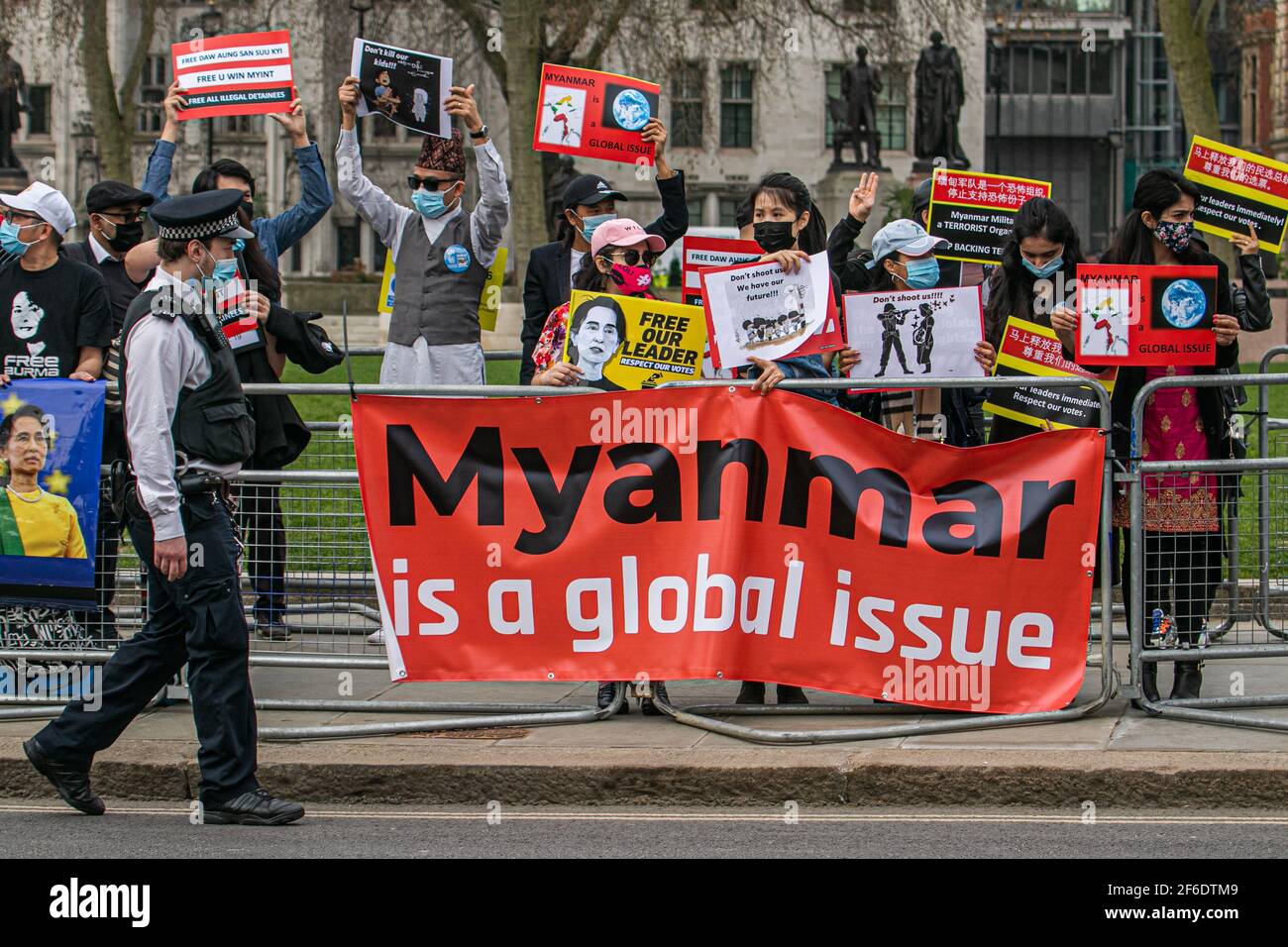 WESTMINSTER LONDON, GROSSBRITANNIEN 31. MÄRZ 2021. Mitglieder der birmanischen Gemeinde demonstrieren auf dem Parliament Square mit Plakaten und Schildern gegen die in Myanmar verhängte Militärdiktatur und fordern die Wiederherstellung der Demokratie und die Freilassung von Aung San Suu Kyi, die seit Februar 2021 unter Hausarrest gestellt wird. Viele Menschen wurden seit der militärischen Übernahme des Landes im vergangenen Monat von Sicherheitskräften in Myanmar getötet.Credit amer ghazzal/Alamy Live News Stockfoto