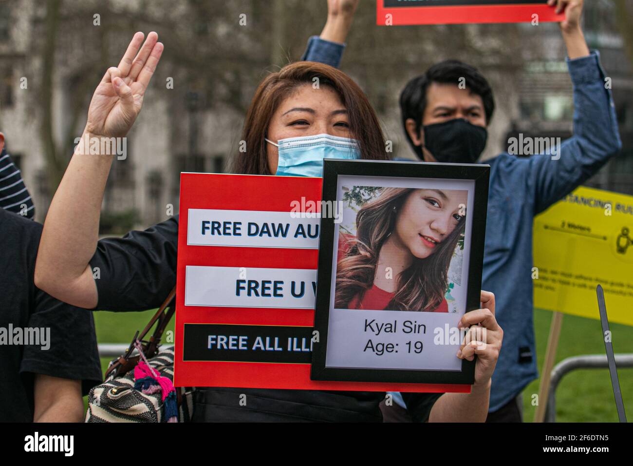 WESTMINSTER LONDON, GROSSBRITANNIEN 31. MÄRZ 2021. Mitglieder der birmanischen Gemeinde demonstrieren auf dem Parliament Square mit Plakaten und Schildern gegen die in Myanmar verhängte Militärdiktatur und fordern die Wiederherstellung der Demokratie und die Freilassung von Aung San Suu Kyi, die seit Februar 2021 unter Hausarrest gestellt wird. Viele Menschen wurden seit der militärischen Übernahme des Landes im vergangenen Monat von Sicherheitskräften in Myanmar getötet.Credit amer ghazzal/Alamy Live News Stockfoto