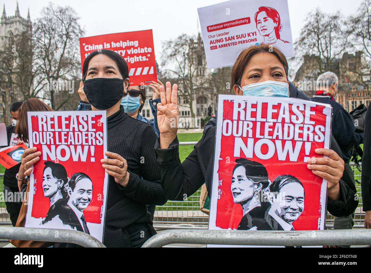 WESTMINSTER LONDON, GROSSBRITANNIEN 31. MÄRZ 2021. Mitglieder der birmanischen Gemeinde demonstrieren auf dem Parliament Square mit Plakaten und Schildern gegen die in Myanmar verhängte Militärdiktatur und fordern die Wiederherstellung der Demokratie und die Freilassung von Aung San Suu Kyi, die seit Februar 2021 unter Hausarrest gestellt wird. Viele Menschen wurden seit der militärischen Übernahme des Landes im vergangenen Monat von Sicherheitskräften in Myanmar getötet.Credit amer ghazzal/Alamy Live News Stockfoto