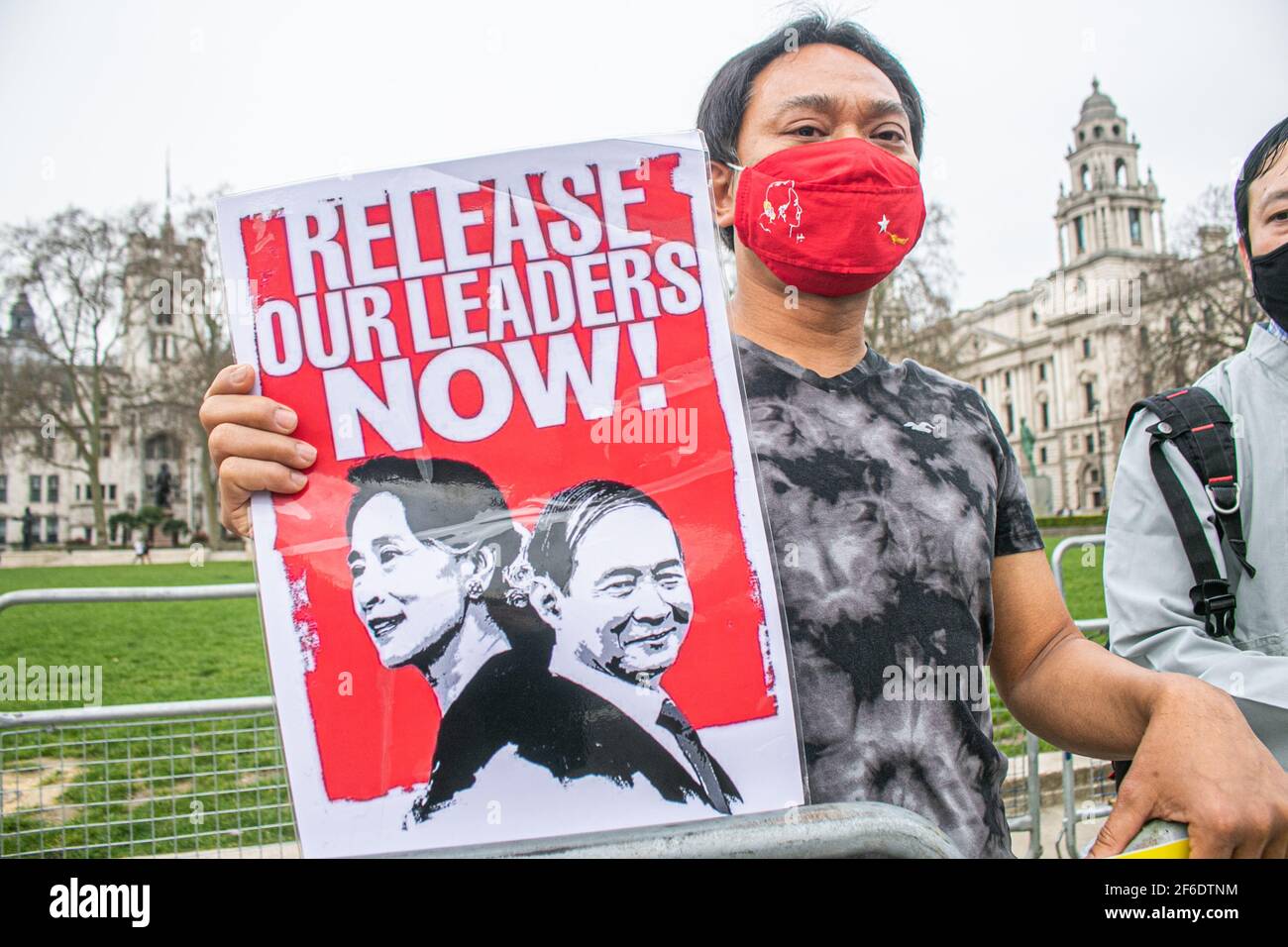 WESTMINSTER LONDON, GROSSBRITANNIEN 31. MÄRZ 2021. Mitglieder der birmanischen Gemeinde demonstrieren auf dem Parliament Square mit Plakaten und Schildern gegen die in Myanmar verhängte Militärdiktatur und fordern die Wiederherstellung der Demokratie und die Freilassung von Aung San Suu Kyi, die seit Februar 2021 unter Hausarrest gestellt wird. Viele Menschen wurden seit der militärischen Übernahme des Landes im vergangenen Monat von Sicherheitskräften in Myanmar getötet.Credit amer ghazzal/Alamy Live News Stockfoto