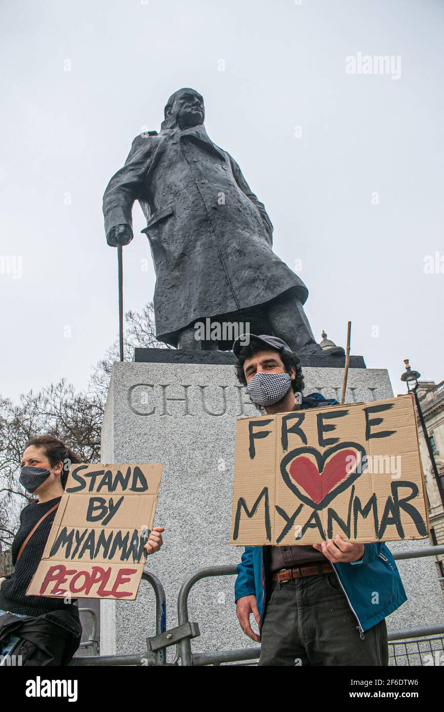 WESTMINSTER LONDON, GROSSBRITANNIEN 31. MÄRZ 2021. Mitglieder der birmanischen Gemeinde demonstrieren auf dem Parliament Square mit Plakaten und Schildern gegen die in Myanmar verhängte Militärdiktatur und fordern die Wiederherstellung der Demokratie und die Freilassung von Aung San Suu Kyi, die seit Februar 2021 unter Hausarrest gestellt wird. Viele Menschen wurden seit der militärischen Übernahme des Landes im vergangenen Monat von Sicherheitskräften in Myanmar getötet.Credit amer ghazzal/Alamy Live News Stockfoto