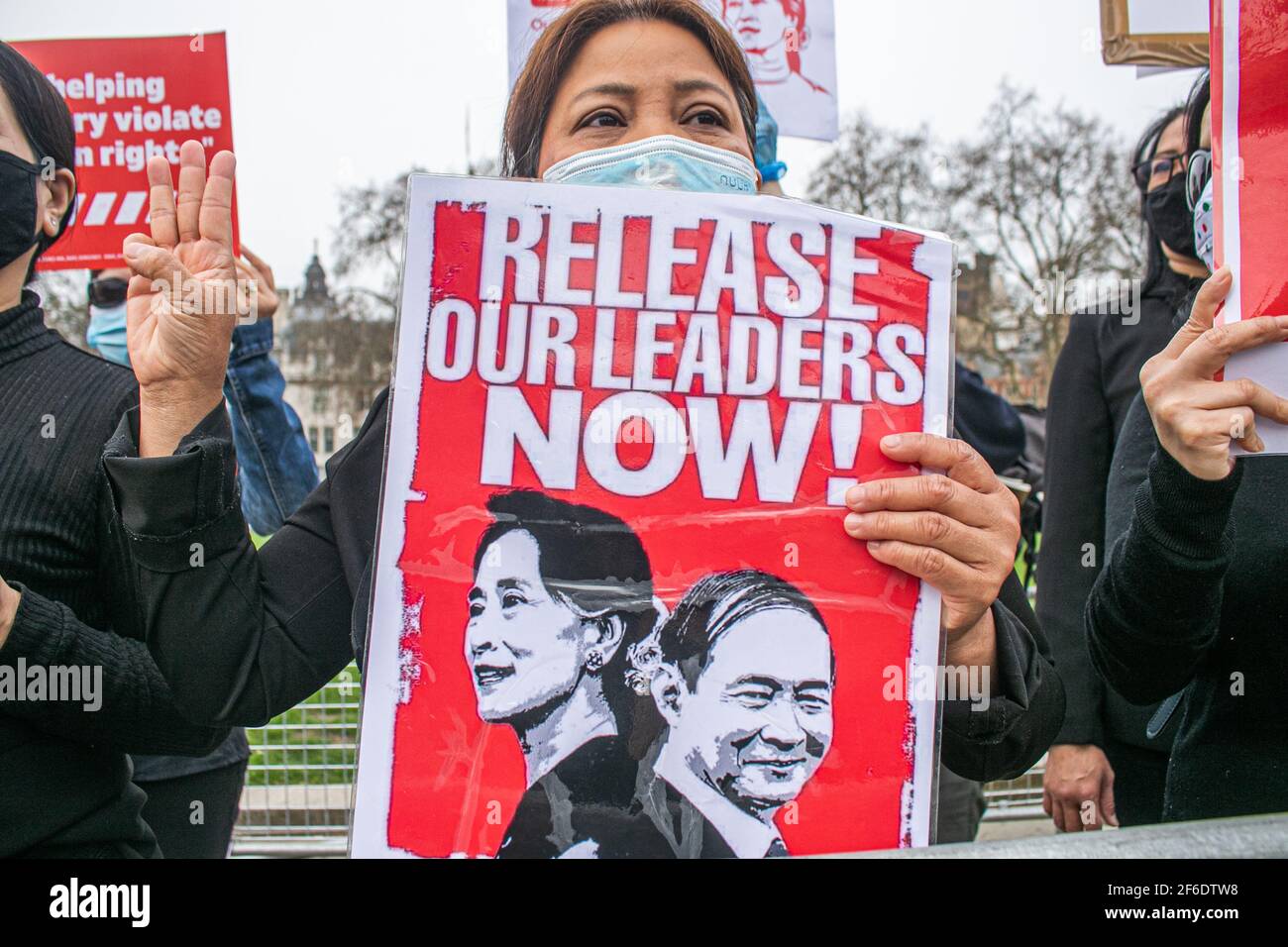 WESTMINSTER LONDON, GROSSBRITANNIEN 31. MÄRZ 2021. Mitglieder der birmanischen Gemeinde demonstrieren auf dem Parliament Square mit Plakaten und Schildern gegen die in Myanmar verhängte Militärdiktatur und fordern die Wiederherstellung der Demokratie und die Freilassung von Aung San Suu Kyi, die seit Februar 2021 unter Hausarrest gestellt wird. Viele Menschen wurden seit der militärischen Übernahme des Landes im vergangenen Monat von Sicherheitskräften in Myanmar getötet.Credit amer ghazzal/Alamy Live News Stockfoto