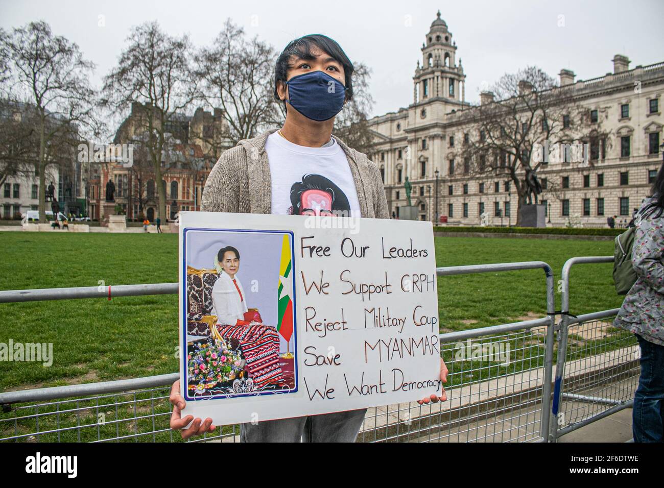 WESTMINSTER LONDON, GROSSBRITANNIEN 31. MÄRZ 2021. Mitglieder der birmanischen Gemeinde demonstrieren auf dem Parliament Square mit Plakaten und Schildern gegen die in Myanmar verhängte Militärdiktatur und fordern die Wiederherstellung der Demokratie und die Freilassung von Aung San Suu Kyi, die seit Februar 2021 unter Hausarrest gestellt wird. Viele Menschen wurden seit der militärischen Übernahme des Landes im vergangenen Monat von Sicherheitskräften in Myanmar getötet.Credit amer ghazzal/Alamy Live News Stockfoto