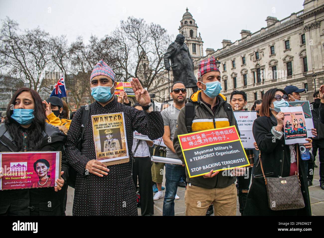 WESTMINSTER LONDON, GROSSBRITANNIEN 31. MÄRZ 2021. Mitglieder der birmanischen Gemeinde demonstrieren auf dem Parliament Square mit Plakaten und Schildern gegen die in Myanmar verhängte Militärdiktatur und fordern die Wiederherstellung der Demokratie und die Freilassung von Aung San Suu Kyi, die seit Februar 2021 unter Hausarrest gestellt wird. Viele Menschen wurden seit der militärischen Übernahme des Landes im vergangenen Monat von Sicherheitskräften in Myanmar getötet.Credit amer ghazzal/Alamy Live News Stockfoto