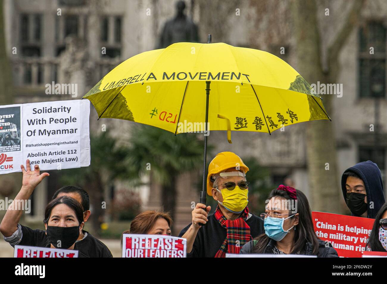 WESTMINSTER LONDON, GROSSBRITANNIEN 31. MÄRZ 2021. Mitglieder der birmanischen Gemeinde demonstrieren auf dem Parliament Square mit Plakaten und Schildern gegen die in Myanmar verhängte Militärdiktatur und fordern die Wiederherstellung der Demokratie und die Freilassung von Aung San Suu Kyi, die seit Februar 2021 unter Hausarrest gestellt wird. Viele Menschen wurden seit der militärischen Übernahme des Landes im vergangenen Monat von Sicherheitskräften in Myanmar getötet.Credit amer ghazzal/Alamy Live News Stockfoto