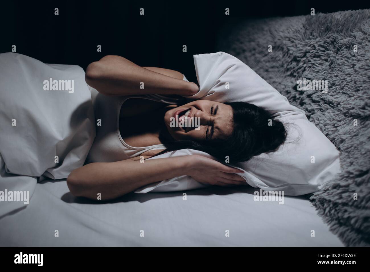 Betonte Frau im Bett Stockfoto