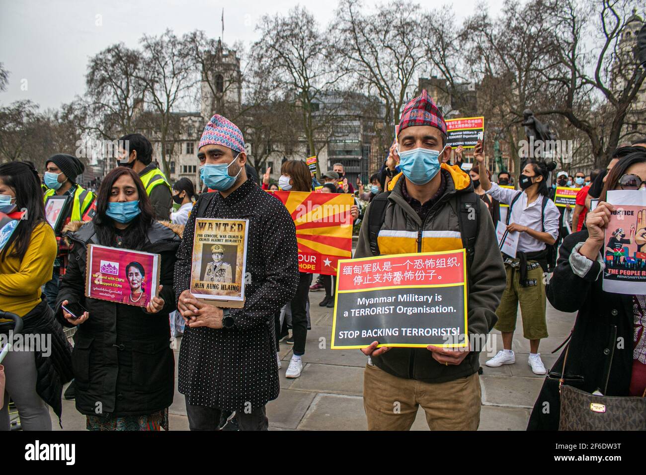 WESTMINSTER LONDON, GROSSBRITANNIEN 31. MÄRZ 2021. Mitglieder der birmanischen Gemeinde demonstrieren auf dem Parliament Square mit Plakaten und Schildern gegen die in Myanmar verhängte Militärdiktatur und fordern die Wiederherstellung der Demokratie und die Freilassung von Aung San Suu Kyi, die seit Februar 2021 unter Hausarrest gestellt wird. Viele Menschen wurden seit der militärischen Übernahme des Landes im vergangenen Monat von Sicherheitskräften in Myanmar getötet.Credit amer ghazzal/Alamy Live News Stockfoto