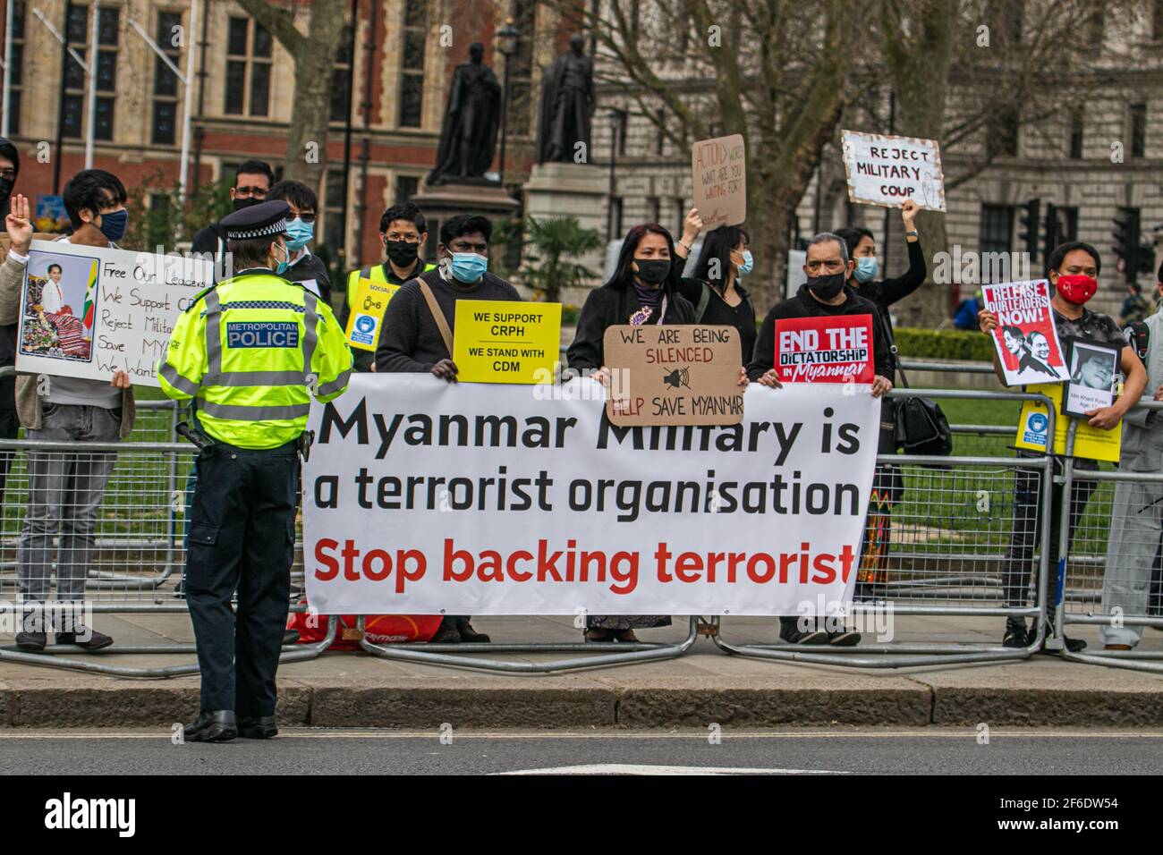 WESTMINSTER LONDON, GROSSBRITANNIEN 31. MÄRZ 2021. Mitglieder der birmanischen Gemeinde demonstrieren auf dem Parliament Square mit Plakaten und Schildern gegen die in Myanmar verhängte Militärdiktatur und fordern die Wiederherstellung der Demokratie und die Freilassung von Aung San Suu Kyi, die seit Februar 2021 unter Hausarrest gestellt wird. Viele Menschen wurden seit der militärischen Übernahme des Landes im vergangenen Monat von Sicherheitskräften in Myanmar getötet.Credit amer ghazzal/Alamy Live News Stockfoto