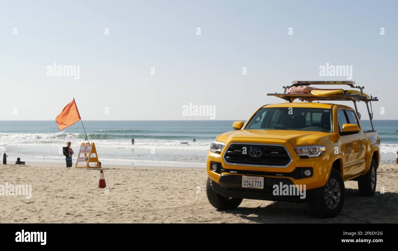 Oceanside, California USA - 8. Feb 2020: Gelber Rettungswagen, Strand in der Nähe von Los Angeles. Küstenrettung, Rettungsschwimmer Toyota Pick-up-Truck, Rettungsschwimmer ve Stockfoto
