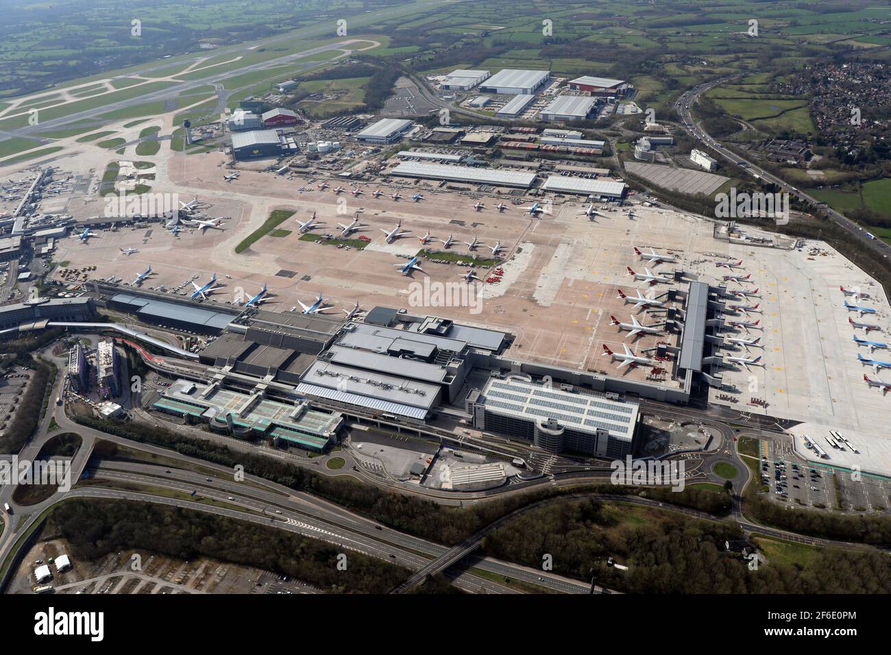 Luftaufnahme des Flughafens Manchester mit Blick auf das Gebäude des Terminals 2, aufgenommen am 30th. März 2021 Stockfoto