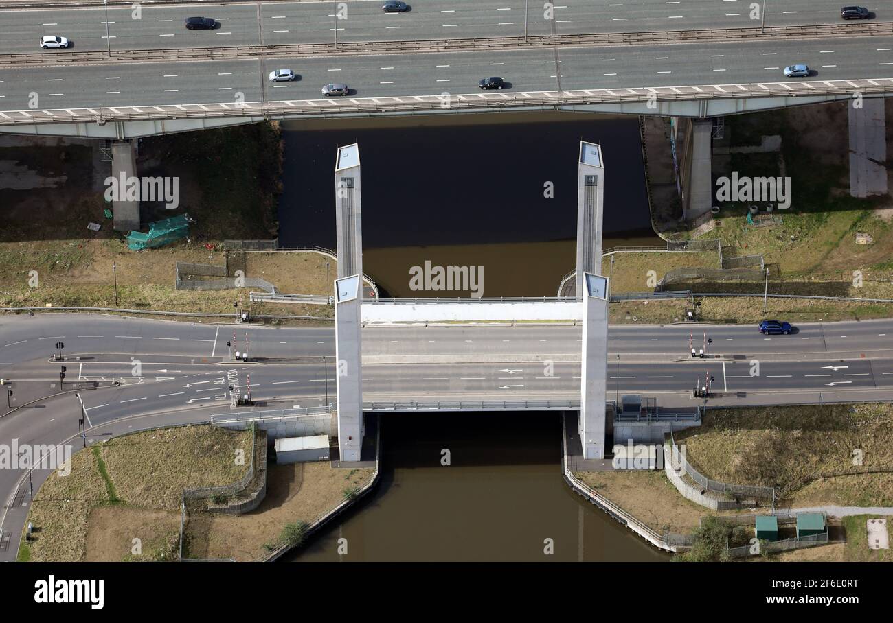 Luftaufnahme der Hebebrücke der A57 Salford Western Gateway Road in Barton, Manchester. Die Autobahn M60 (Viadukt) befindet sich direkt hinter dem Hotel. Stockfoto