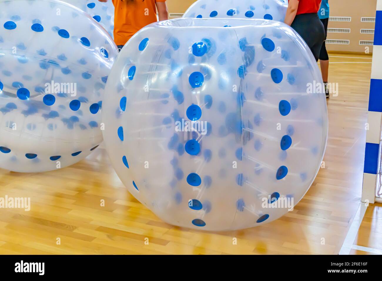 Blaue Stoßstange boll Luftballons im Sportzentrum. Ausrüstung für Teambuilding Sportspiel namens Bumper Ball oder Bubble Ball. Zorbsoccer. Stockfoto