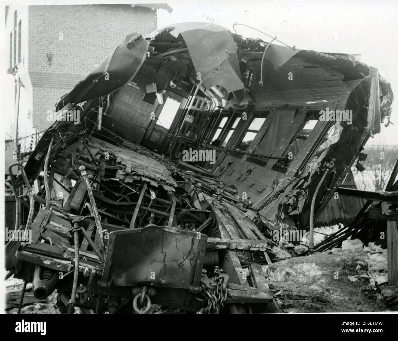 Eisenbahnunfall von Holmsveden 1917-02-16. Der von der Dampflokomotive SJ B 1324 gezeichnete Zug 3048 wurde durch ein gefälltes Getriebe in eine Seitenspur geführt und getrackt. Stockfoto