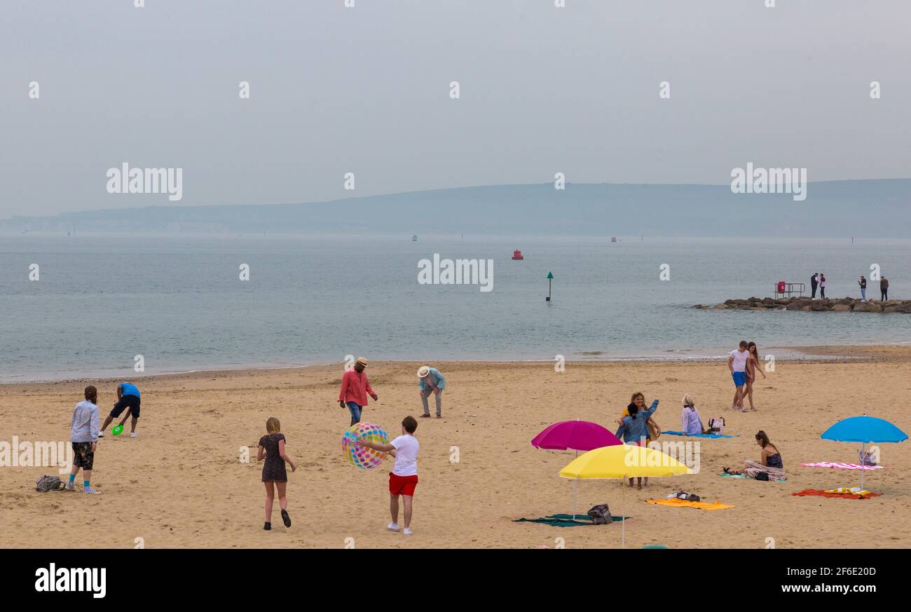 Sandbanks, Poole, Dorset, Großbritannien. März 2021. Am Strand von Sandbanks werden Dreharbeiten für die neue Netflix-Serie gedreht, die angeblich Sandman ist und den Strand von Sandbanks verwandelt, obwohl das Wetter heute viel kühler und bewölkt ist - kein ideales Strandwetter! Covid 19 Sicherheitsvorkehrungen, soziale Distanzierung, soziale Distanz, soziale Distanz und Gesichtsmasken während der Covid-19-Sperre. Quelle: Carolyn Jenkins/Alamy Live News Stockfoto