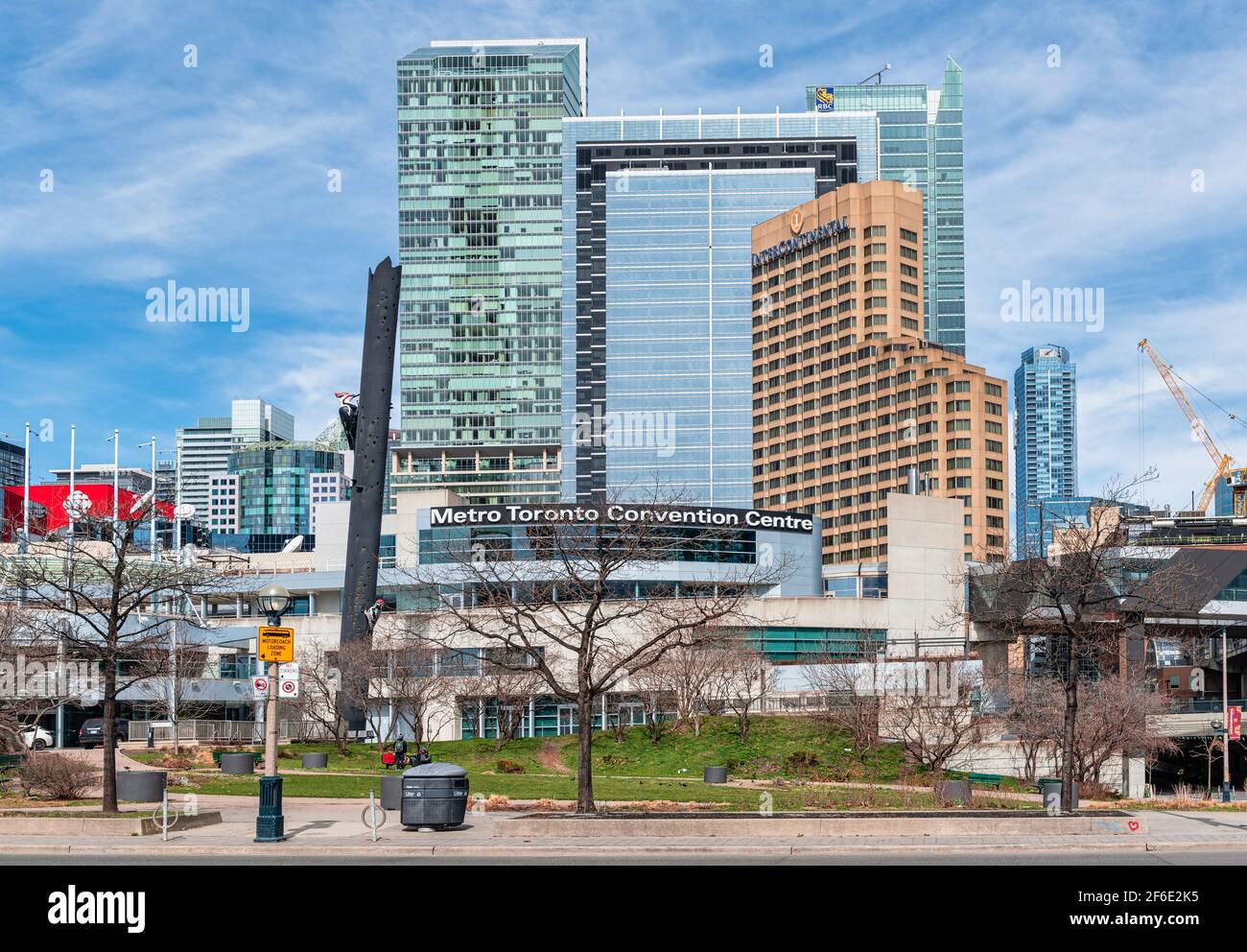 Leerer Park vor dem Toronto Metro Convention Center Aufgrund der Covid-19-Pandemie Stockfoto