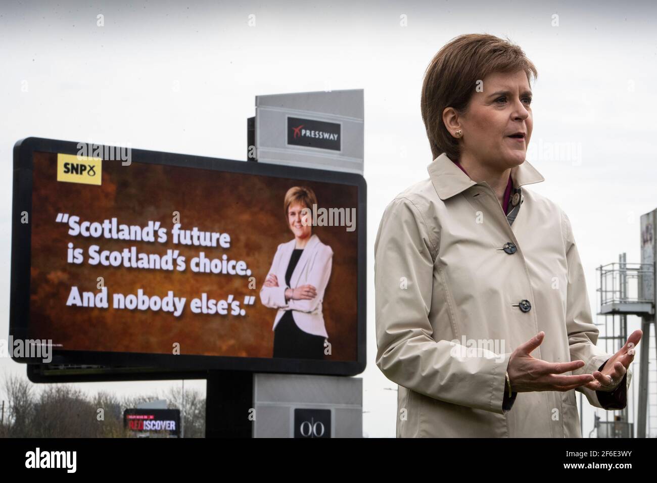 Erste Ministerin Nicola Sturgeon, Vorsitzende der Scottish National Party, spricht mit der Kamera in Partick in Glasgow, Schottland, wo sie den virtuellen SNP-Wahlkampf vor der bevorstehenden schottischen Parlamentswahl am 6. Mai 2021 startet. Bilddatum: Mittwoch, 31. März 2021. Stockfoto