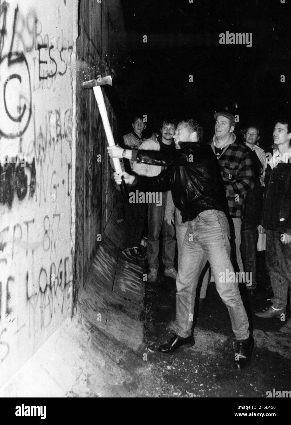 Berlin 1989-11-15 der Fall der Berliner Mauer, die Grenzöffnung. Menschen, die versuchen, die Wand mit verschiedenen Werkzeugen niederzureißen. Foto: Sven-Erik Sjoberg / DN / TT / Code 53 Stockfoto
