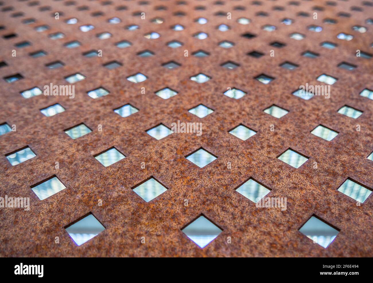 Rostige Textur aus perforiertem Metall mit regelmäßigem Lochmuster Stockfoto