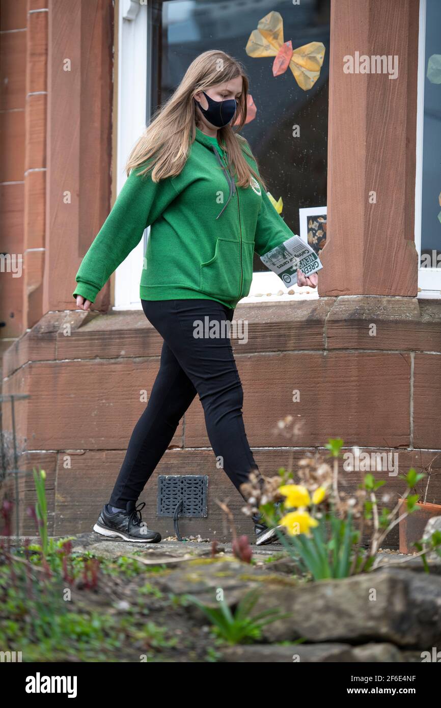 Falkirk, Schottland, Großbritannien. März 2021, 31st. IM BILD: Gillian Mackay, Kandidatin für Zentralschottland. Die Co-Vorsitzende der schottischen Grünen, Lorna Slater, wird auf dem Wahlkampfpfad in Falkirk von Gillian Mackay, der Kandidatin aus Zentralschottland, begleitet. Frau Slater wird den neuen Deal der Partei für Mieter festlegen. Quelle: Colin Fisher/Alamy Live News Stockfoto